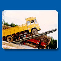 Hydraulic truck unloader
